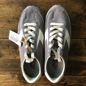 NWT Brooks Vintage Style  Sneakers. Size 6